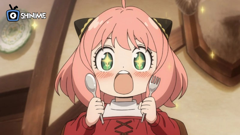 Anya con ojos brillantes y cubiertos en mano, personaje adorable y globalmente querido en el anime en 2024