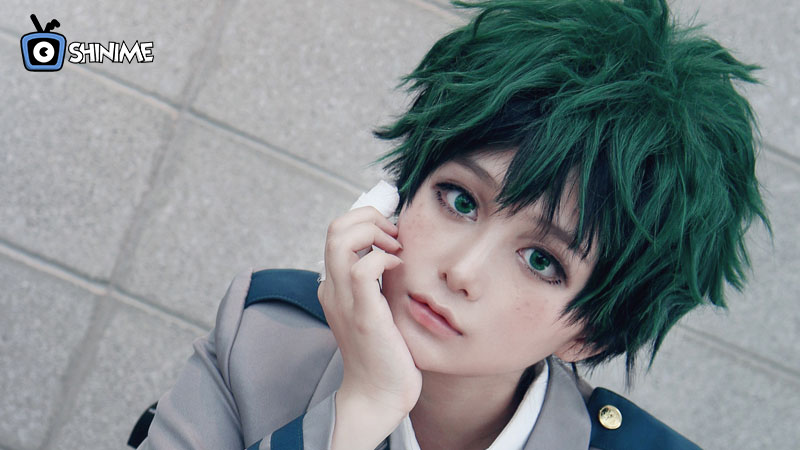 Cosplayer de Deku con uniforme escolar y peluca verde, entre los personajes más populares para cosplay.