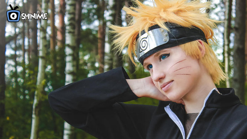 Cosplayer de Naruto con cinta de Konoha y traje naranja, clásico entre los popular anime characters to cosplay.