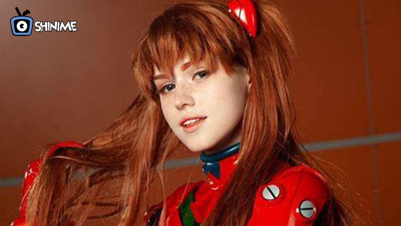 Cosplayer de Asuka con plugsuit rojo y peinado con moños, personaje destacado para cosplay en 2025.